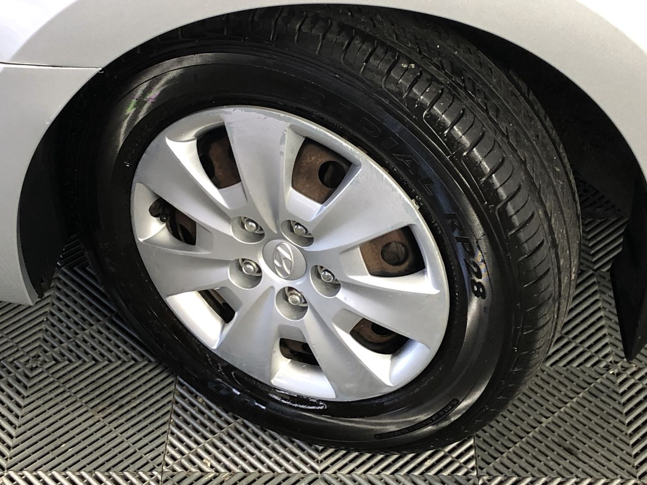 18carat white gold ladies diamond ring cushion cut peridot retail