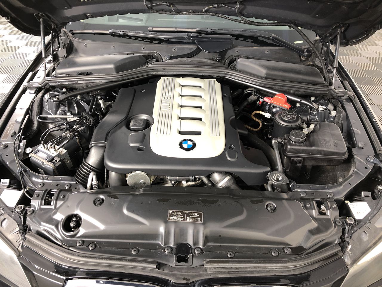 <p>2015 Hino 300 SER 2  4 x 2 Cab Chassis Truck</p>