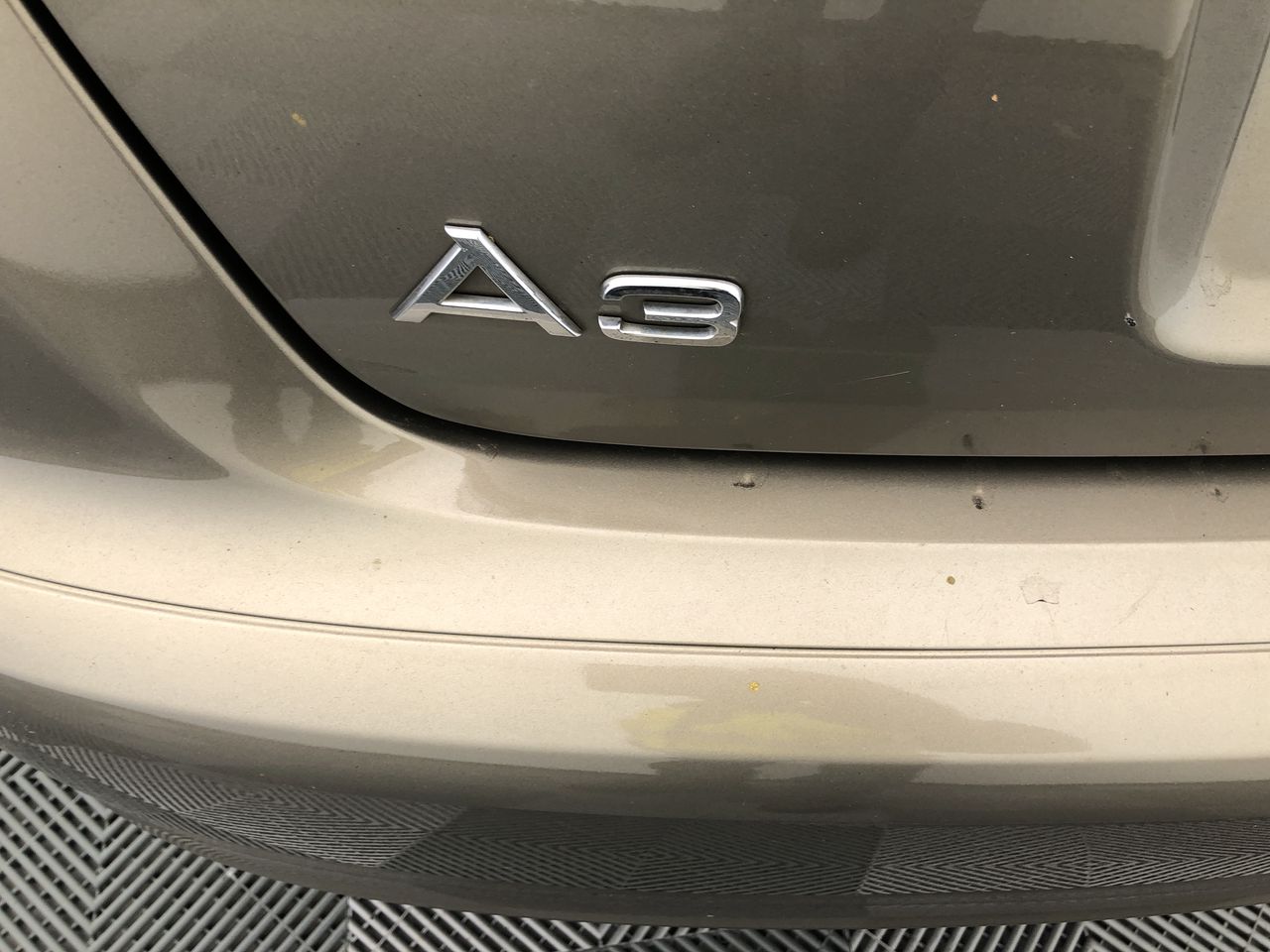 ZERO WATER 10 Cup Round Water Filter Pitcher, White and Blue. NB: Minor use