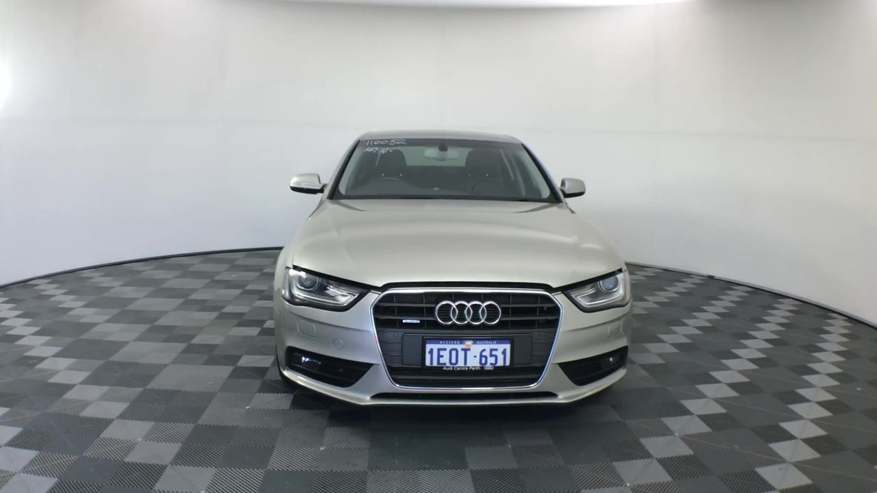 SHARK Steam & Scrub Mop, White. NB: Minor use, Slightly damaged box & Missi