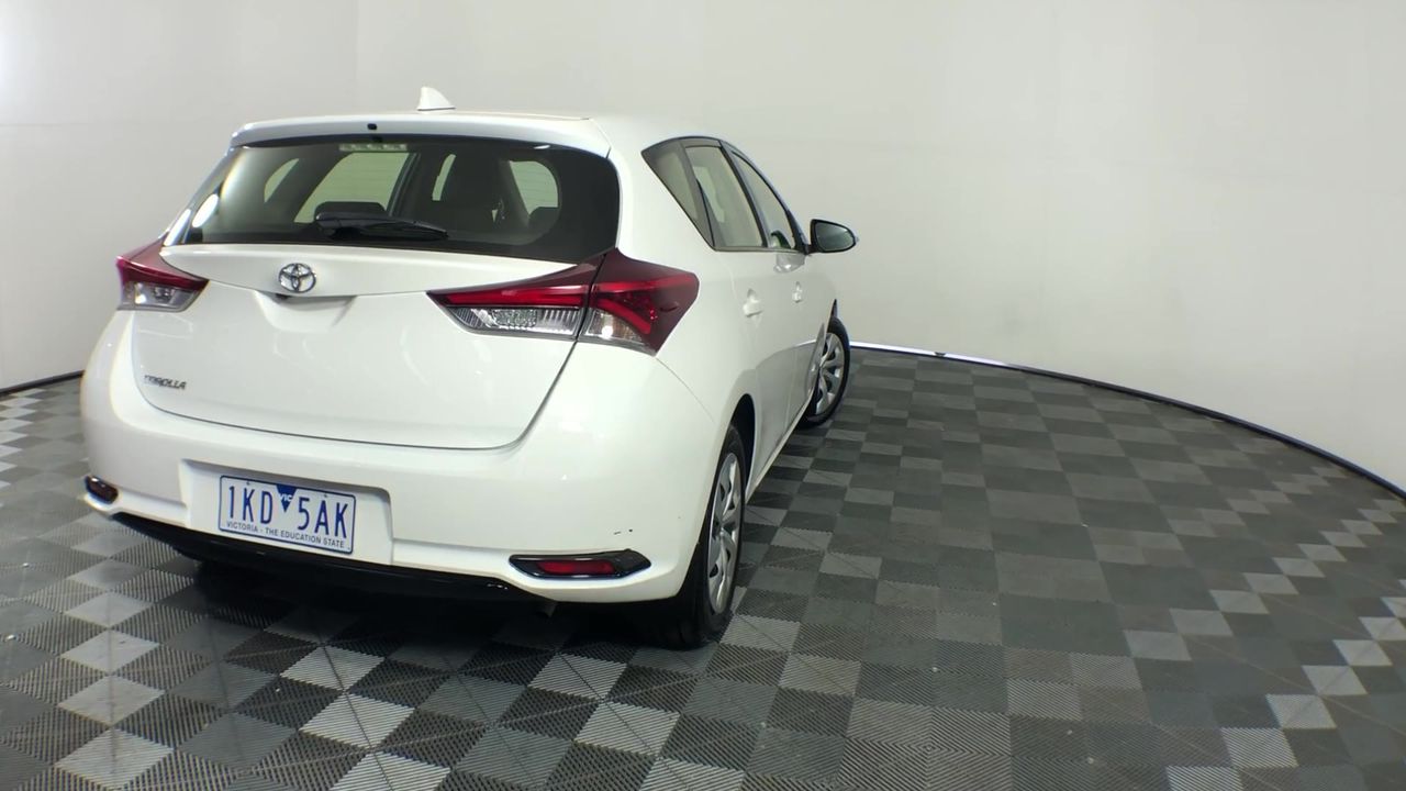 Elegant 18K Triple White Gold plated Lab Simulated Emerald resizable Ring