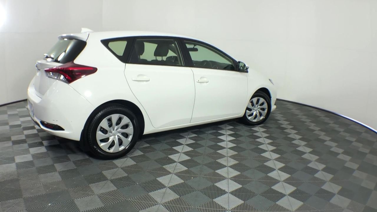 Elegant 18K Triple White Gold plated Lab Simulated Emerald resizable Ring