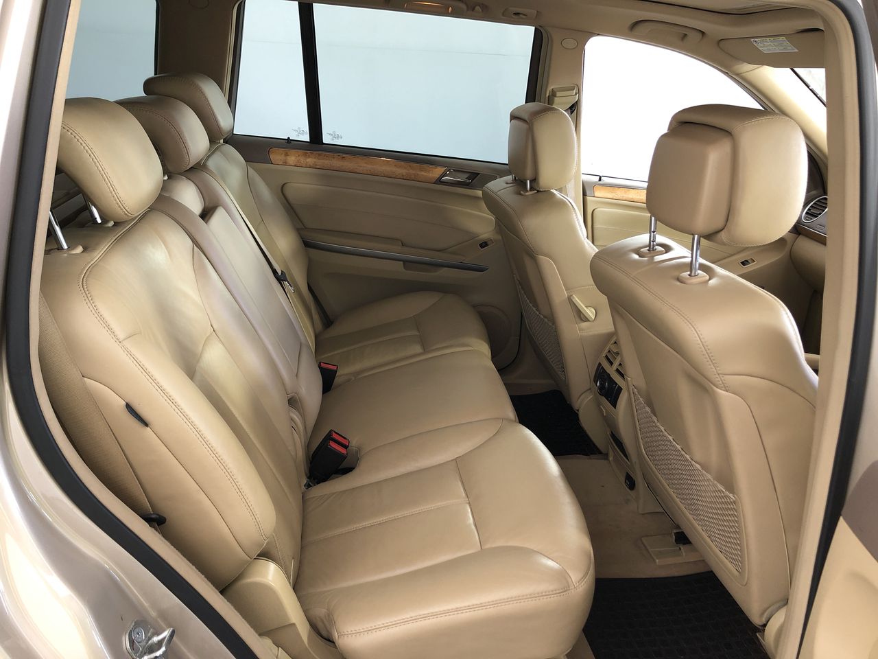 AMAZON BASICS Manual Staple Gun with 1,000 D-Type 5/16-Inch Staples.