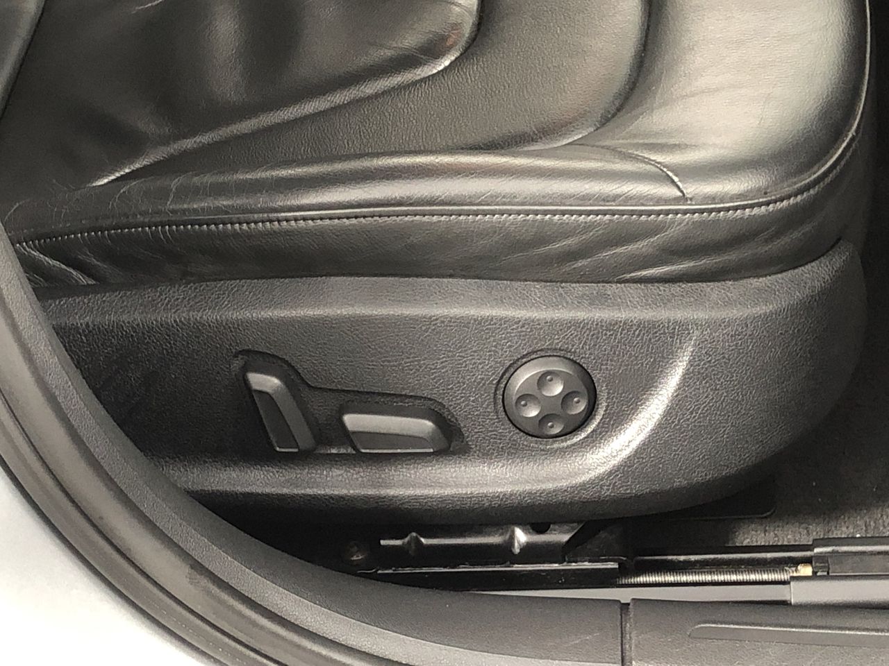 JBL Tune 500 Wired ON Ear Headphones White.  Buyers Note - Discount Freight