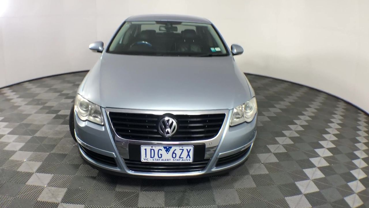 Liepard V Japanese dark-type Pokémon card.