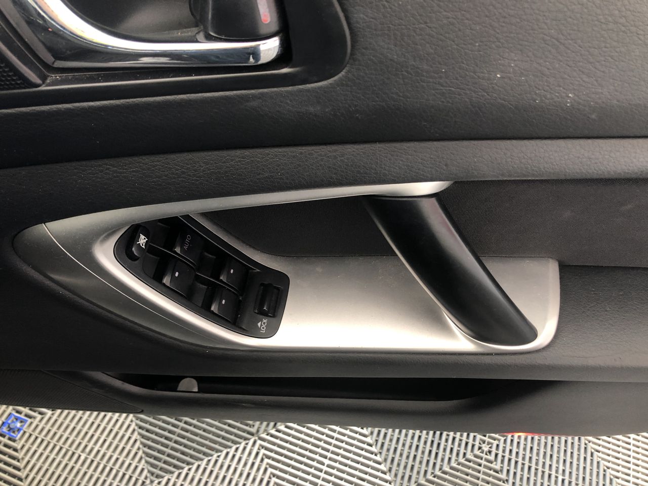 Black Bolt White Mini Tin, box opened, packs opened