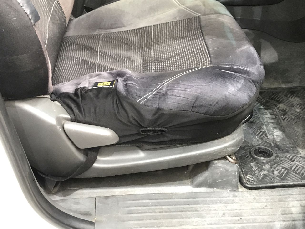 Last Piece - Minimalist Earrings in Gold