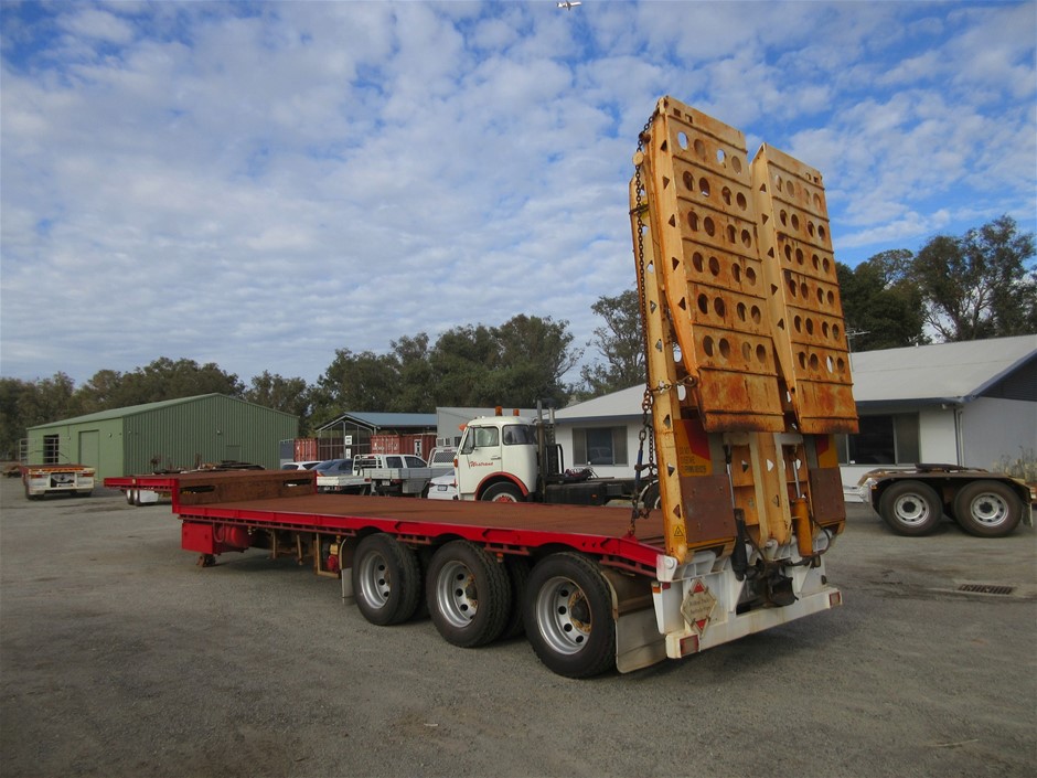 <p>Pallet of Olive Oil Tins (Unused)</p>