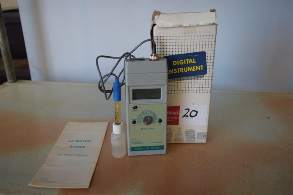 VICKS Warm Steam Vaporizer, Model V188. N.B: Damaged packaging & missing bo