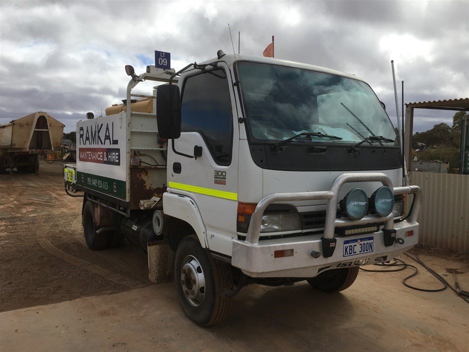 2005 Isuzu NPS300 4x4 Crane Service Truck
