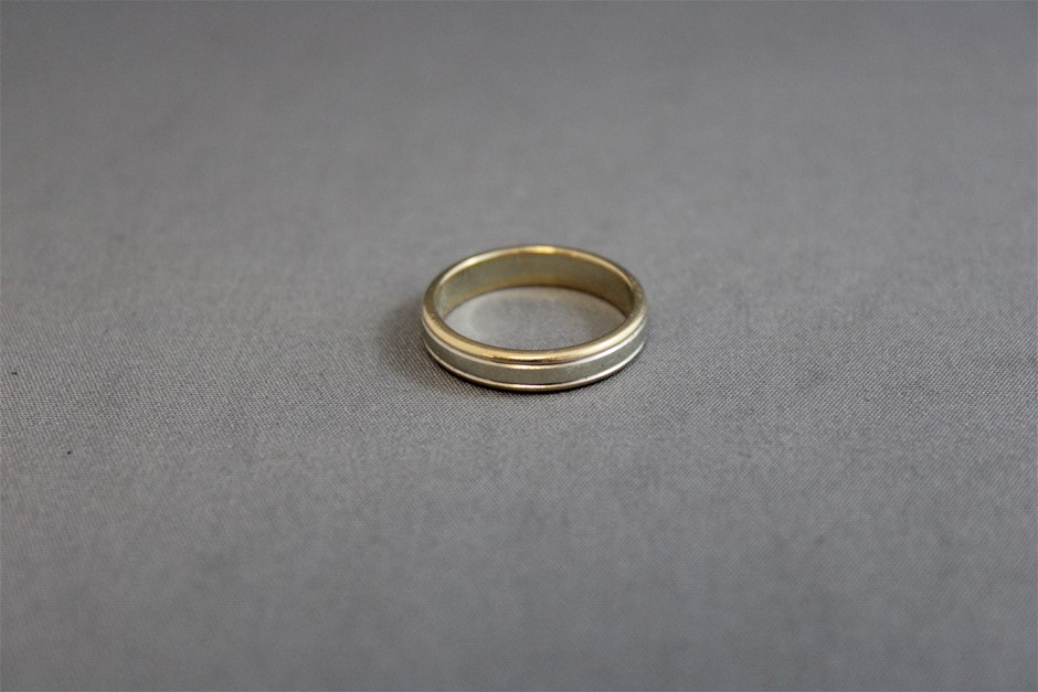 A STAMPED 417 (10CT ) YELLOW GOLD, TWO TONE BAND RING Auction (0038