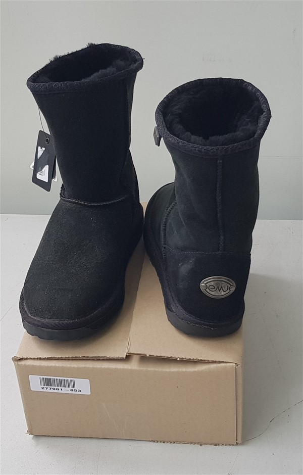 emu short black boots