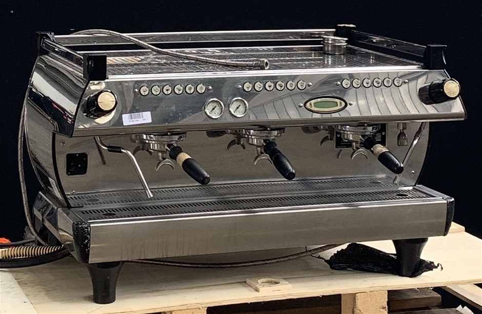 LA Marzocco Linea 3AV 3 Group Espresso Machine Auction (00015043970