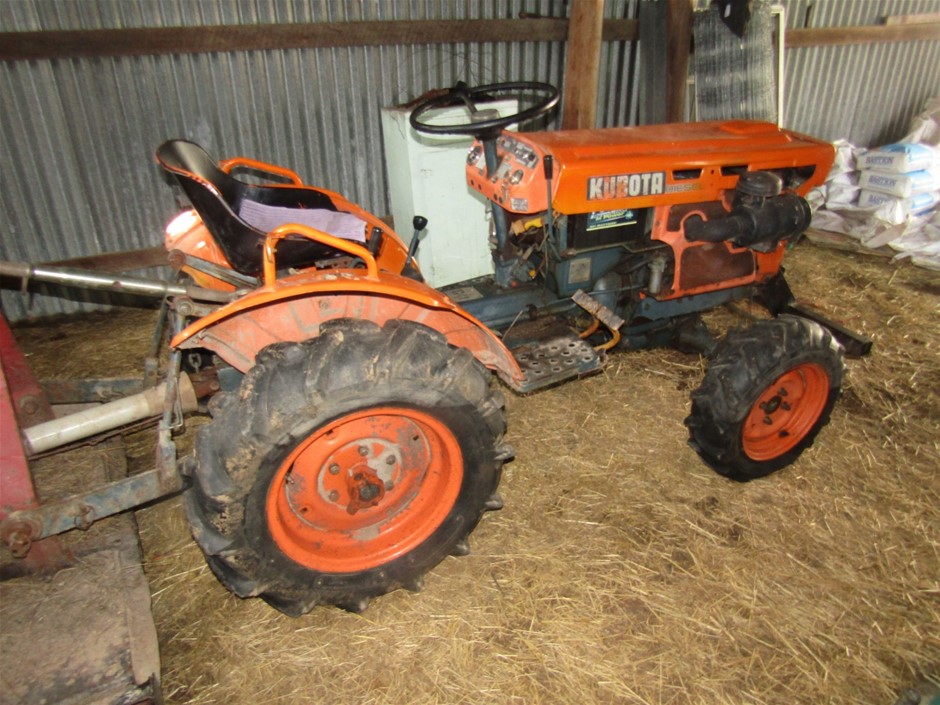 Kubota B7100 Tractor