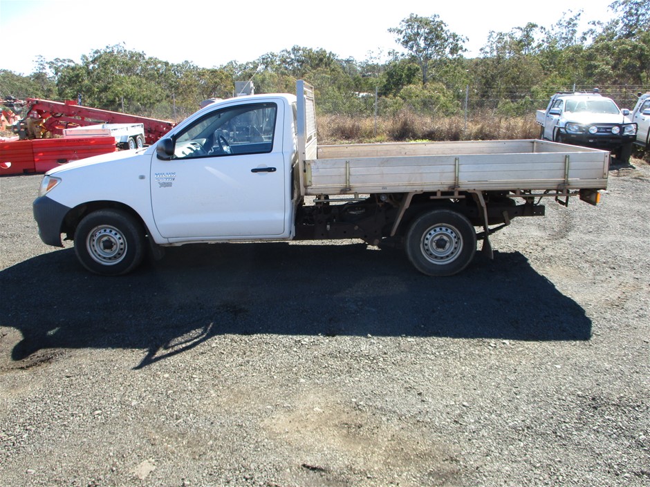 2006 Toyota Hilux 2.7 VVT-I Workmate RWD Manual - 5 Speed Ute Auction  (0013-7033245) | Grays Australia