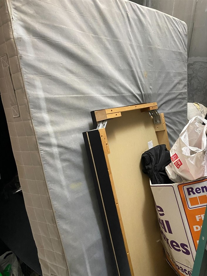 Entire contents of overdue storage including Auction (00025047588