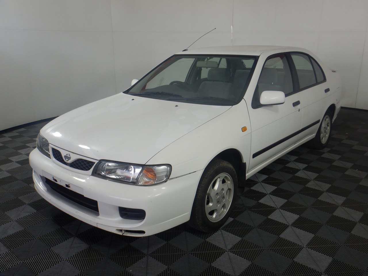 1998 Nissan Pulsar LX N15 Manual Sedan Auction (0001-60029336) | Grays ...