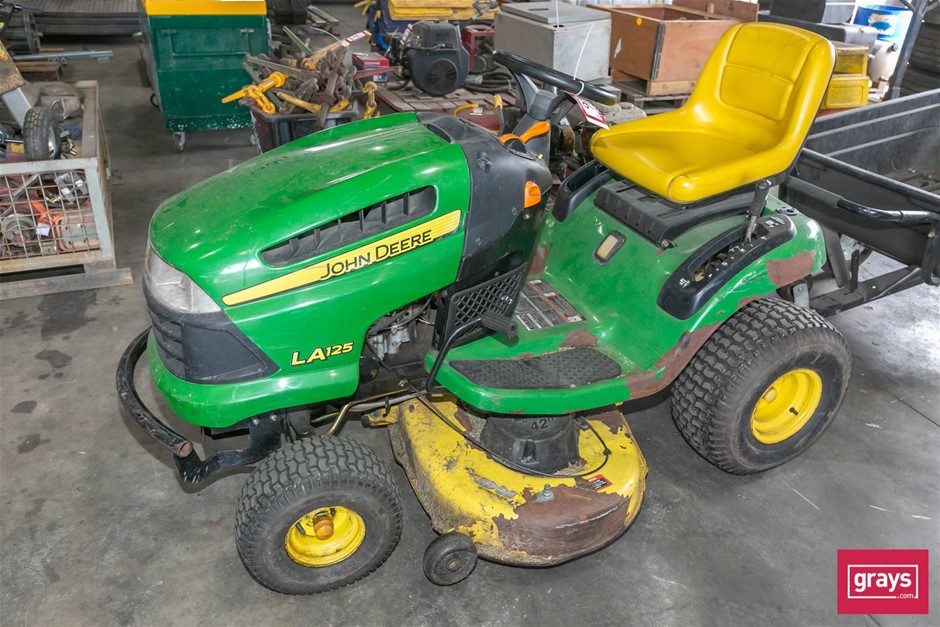 John deere 100 online series ride on mower