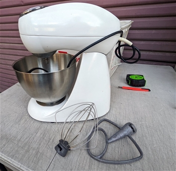 Kenwood chef mixer with various attachments. 2e - Lil Dusty Online Auctions  - All Estate Services, LLC