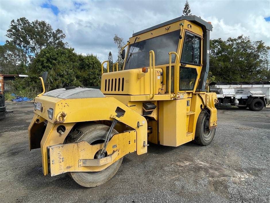 Sakai GE750-2 Vibrating Multi Wheel Roller