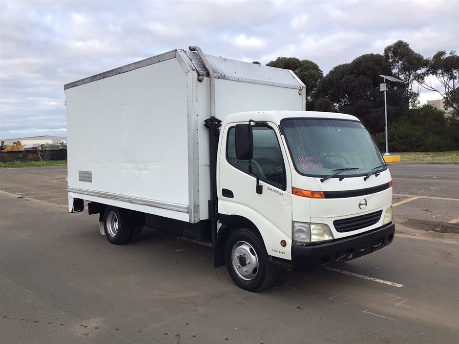 2002 Hino Dutro 4 x 2 Pantech Truck