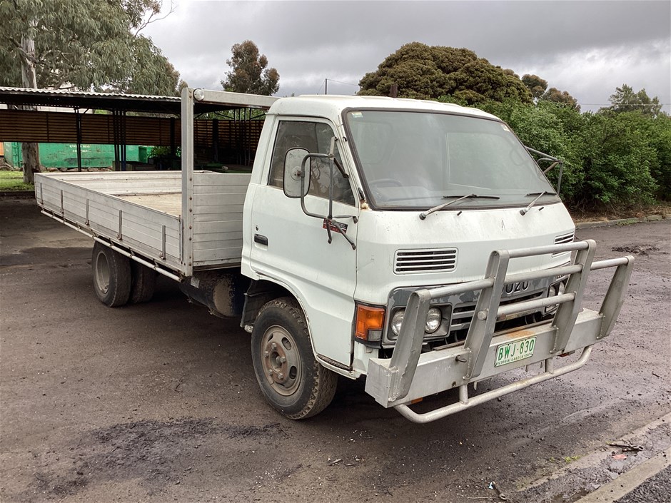 1983 Isuzu KT26 4 x 2 Cab Chassis Truck Auction (0001-3023523) | Grays ...