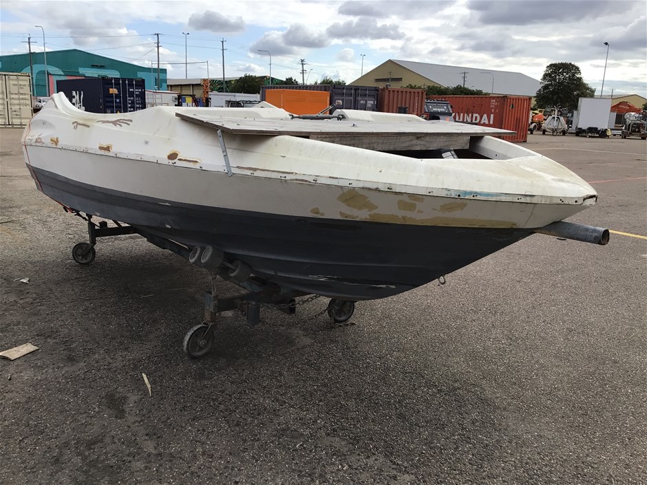 No Reserve Fibreglass Single Hull Plug Boat with Trolley