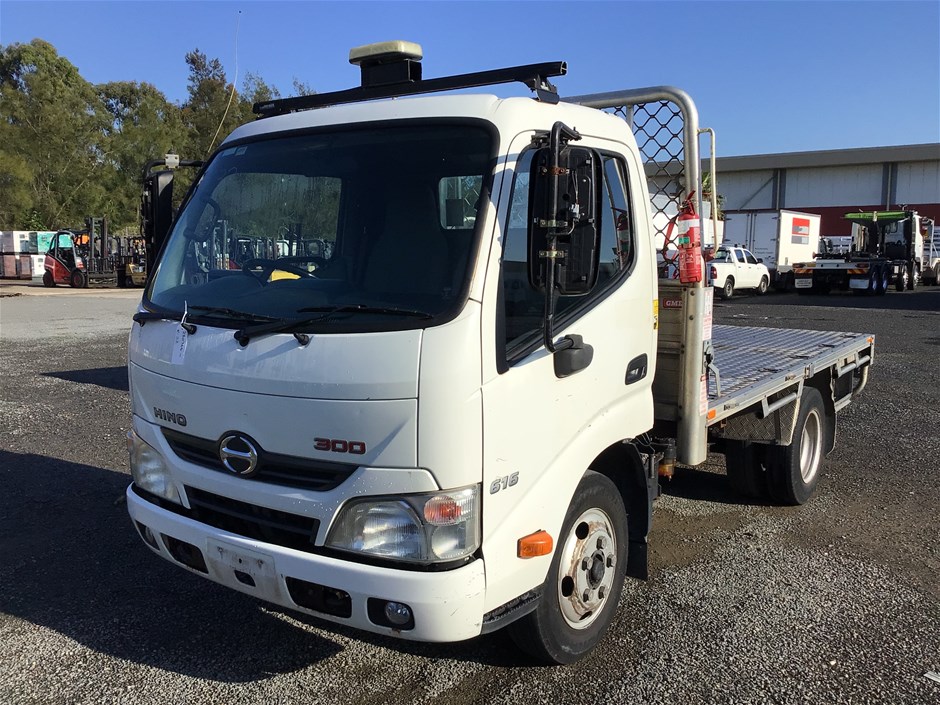 <p>2013 Hino  300 4 x 2 Tray Body Truck</p>