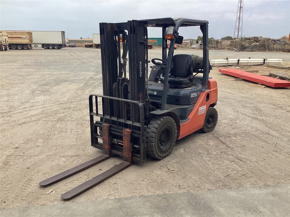 2013 Toyota SAS25 Counterbalance Container Mast 2.5T Dual Fuel Forklift ...