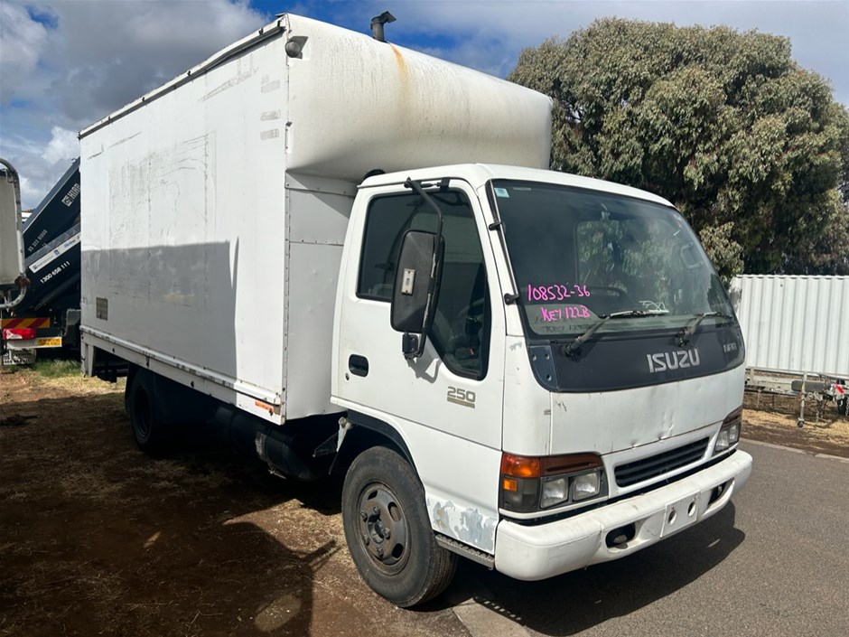 Unreserved 99' Isuzu NPR Pantech & 95' Toyota Dyna Pantech