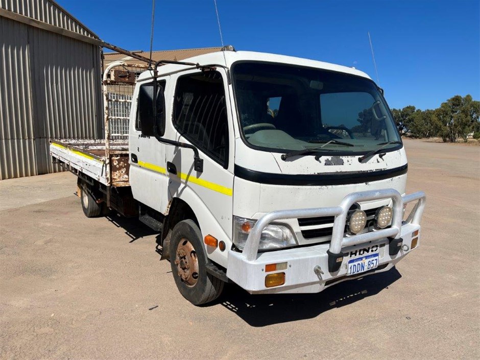 <p>2009 Hino 300 Crew Cab 4x2 Tray Body Truck</p>