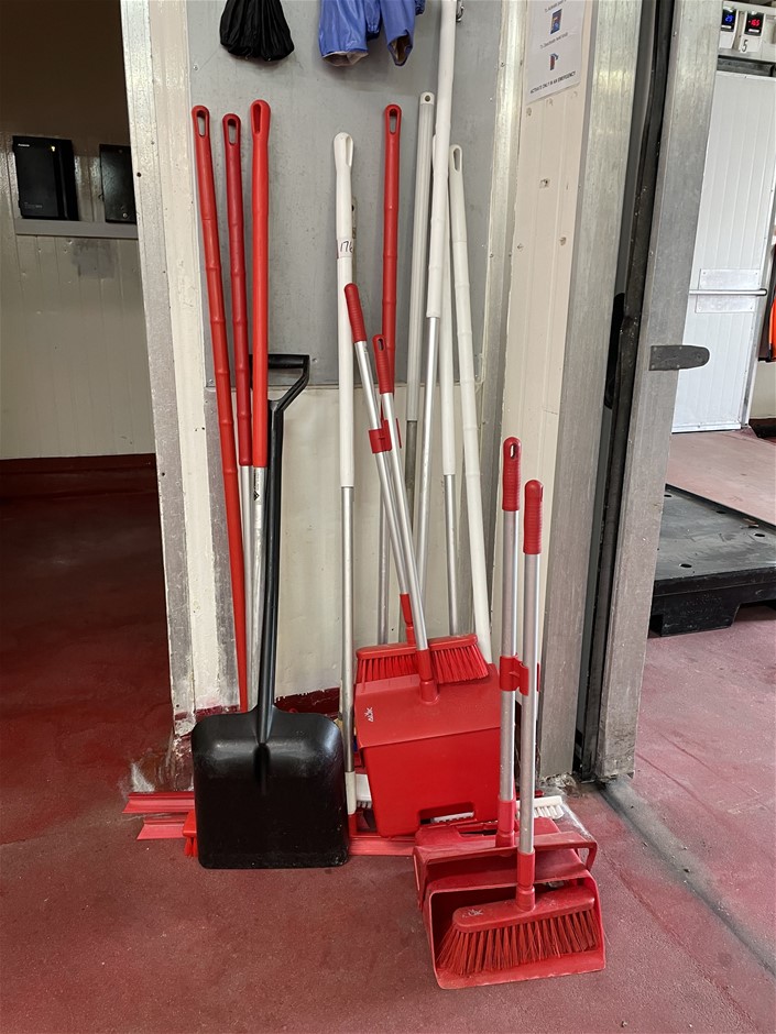 Assorted cleaning equipment Auction (01765051836) Grays Australia