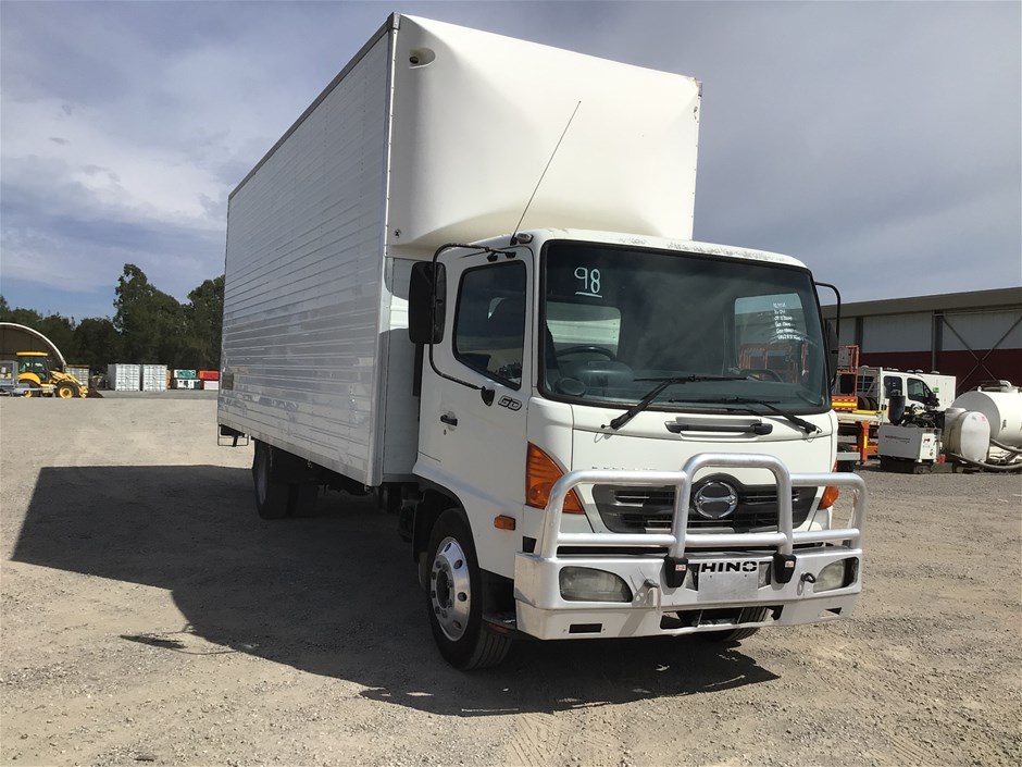<p>2004 Hino GD1J 4 x 2 Pantech Truck</p>