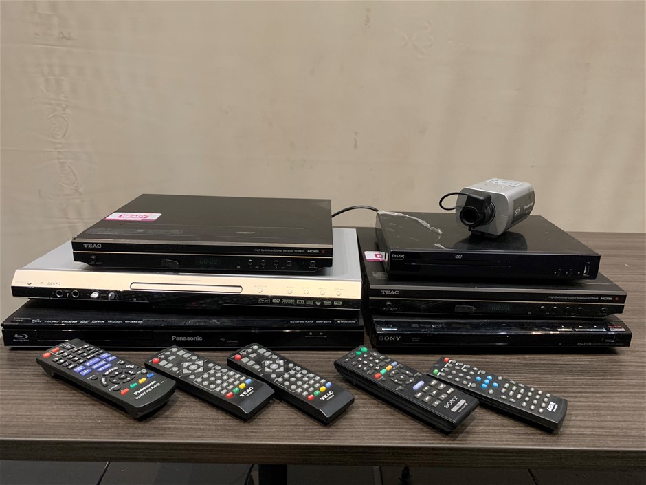 Assorted digital video equipment. (All powers up) Auction (01103024789