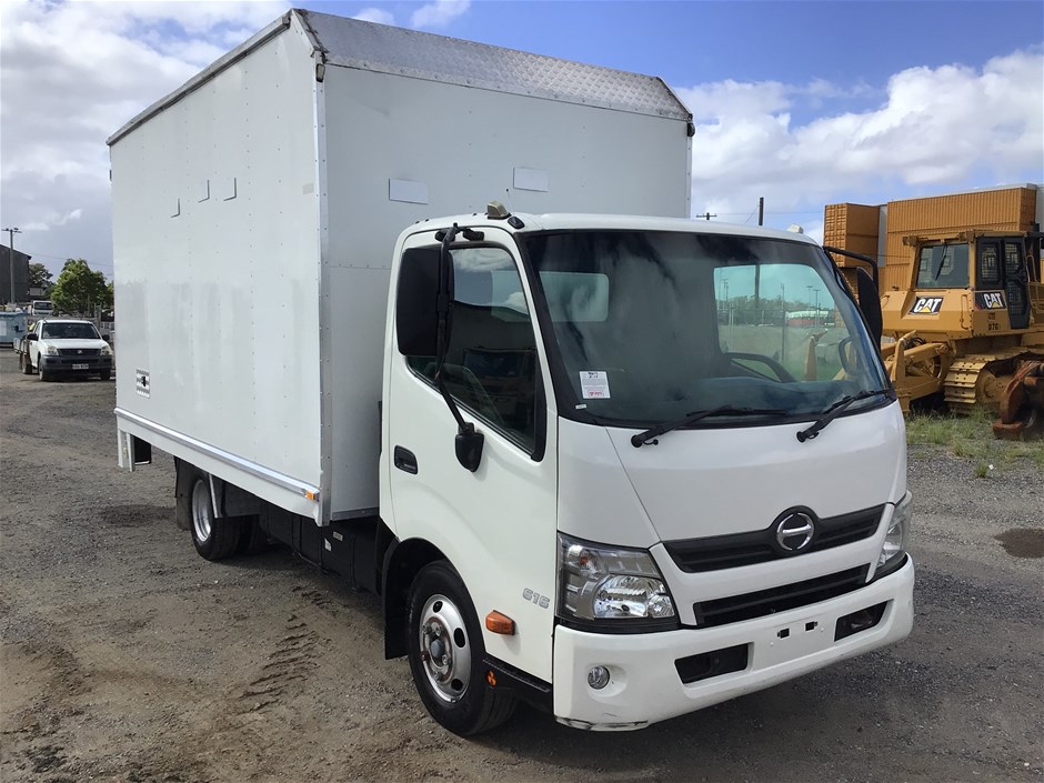 2013 HINO 300 4 x 2 Pantech Truck Tailgate Loader