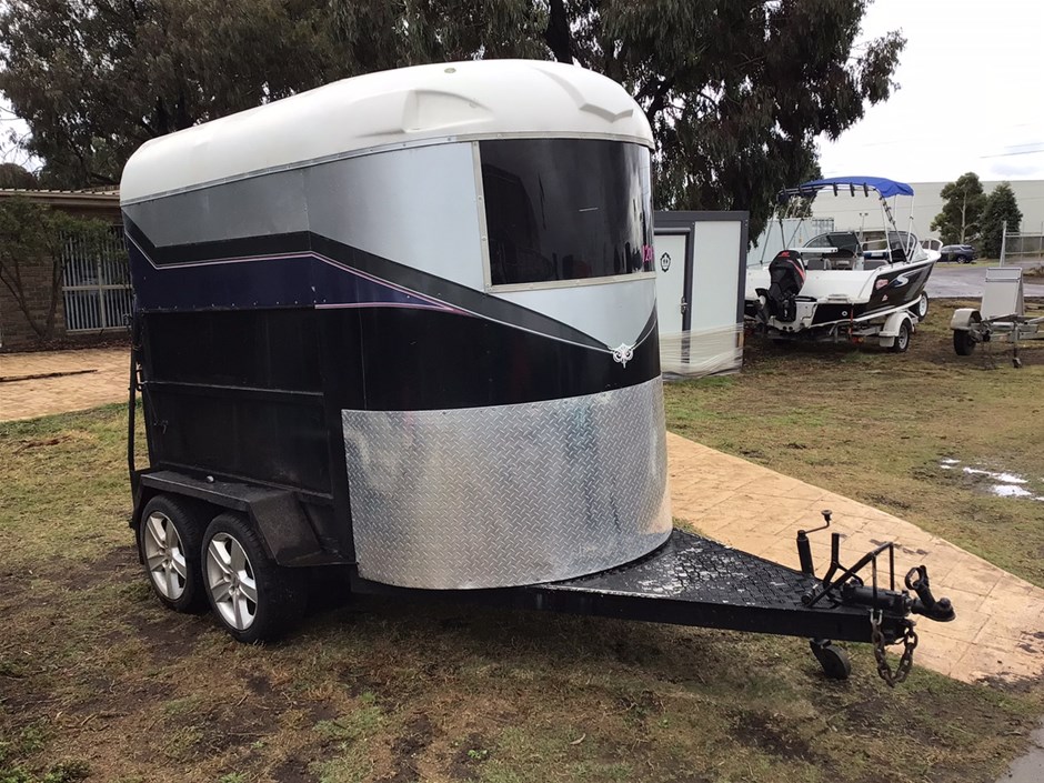 1999 DUBFLOAT 2HSL Tandem Axle Horse Trailer