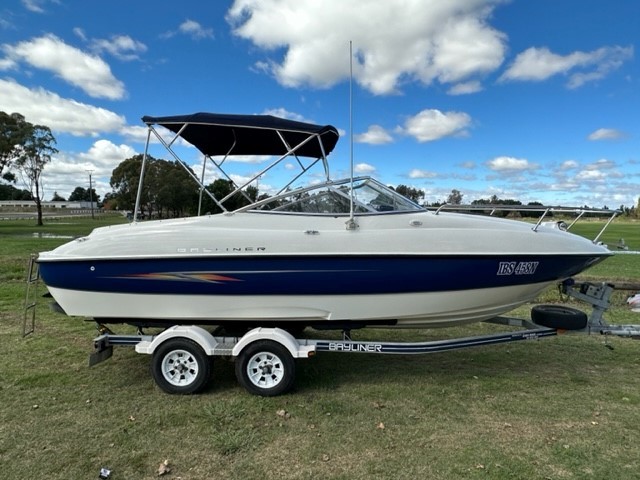 BAYLINER 212 CUDDY CABIN