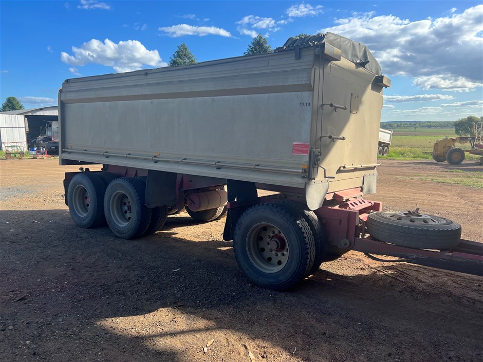 <p>1996 Shephard Triaxle Dog Trailer</p>