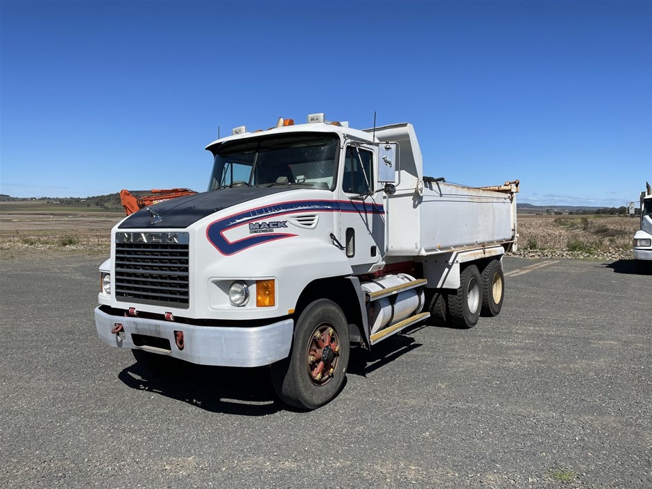 2004 Mack Metroliner 6 x 4 Tipper Truck
