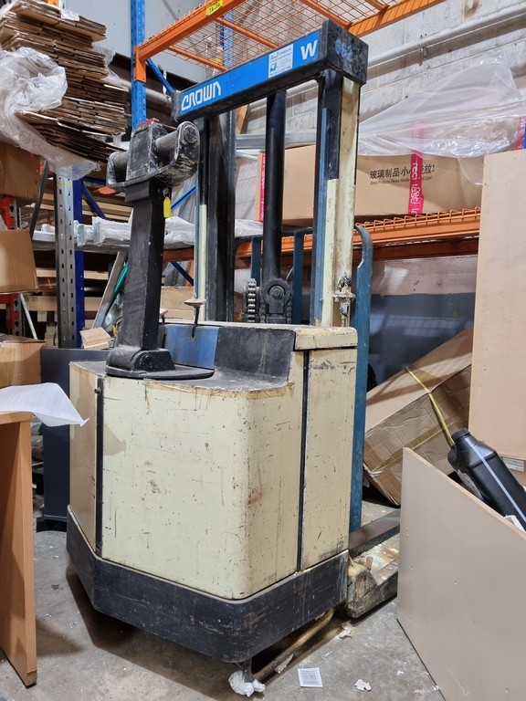 Unreserved Glass Pool Fencing/ Whiteboard and Other Sale