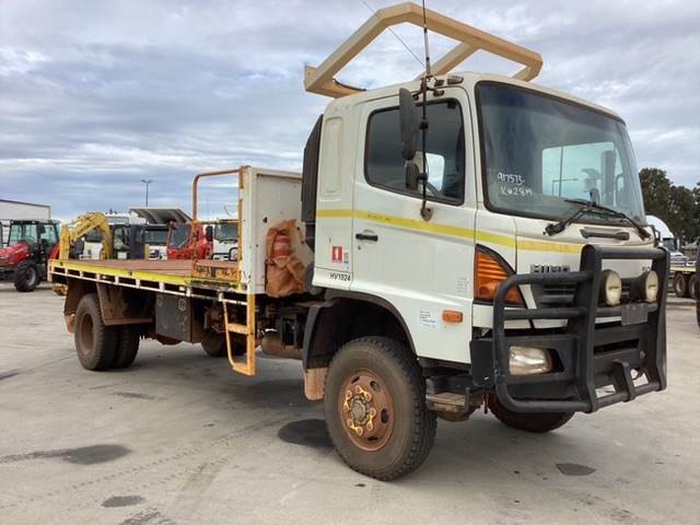 <p>2008 Hino 500 4 x 4 Tray Body Truck</p>