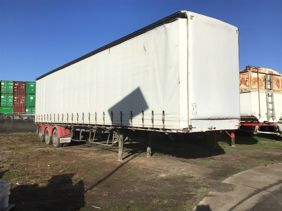 <p>1998 Freighter  ST3 Triaxle Curtainsider Trailer</p>