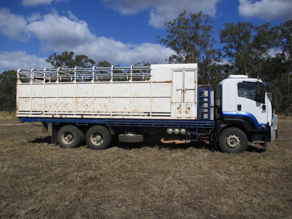 2014 Isuzu FXL1500 LONG Truck & Livestock Cattle Crate Auction (0001 ...