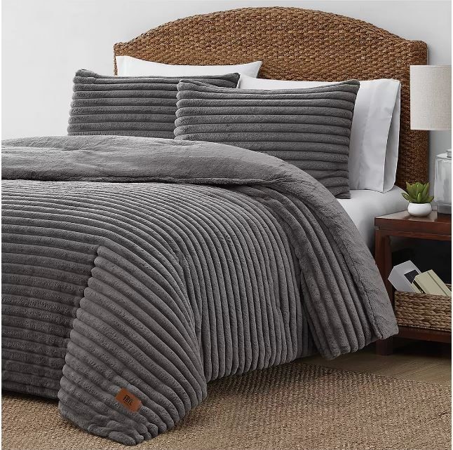 FRYE CHANNEL 3pc Queen Comforter Set, Grey. N.B missing 2 x pillow