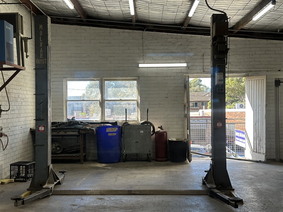 MOLNAR 2 Post Hoist Auction (00025053265) Grays Australia