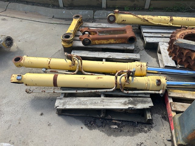 Komatsu PC270 Boom Lift Cylinders Auction (0105-3026613) | Grays Australia