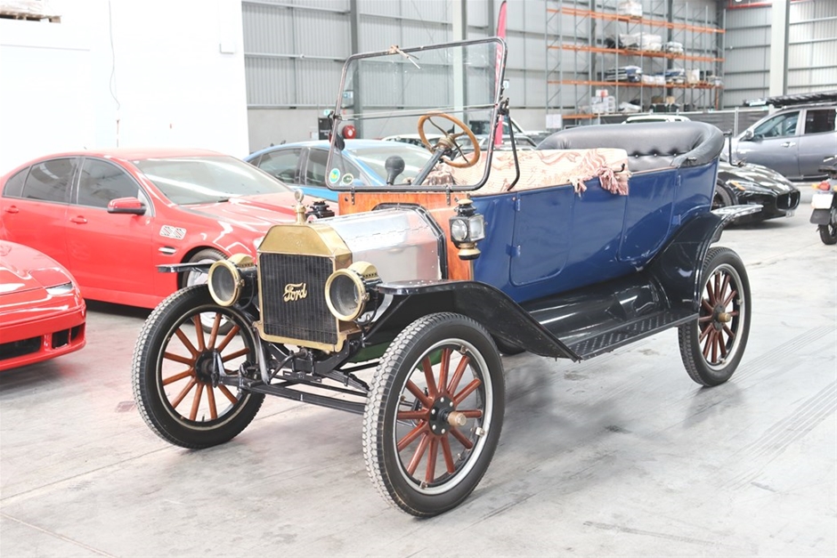 FORD MODEL T TOURING SALOON 