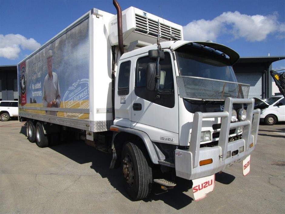 2000 Isuzu 6 x 2 Refrigerated Body Truck & Triaxle Trailer