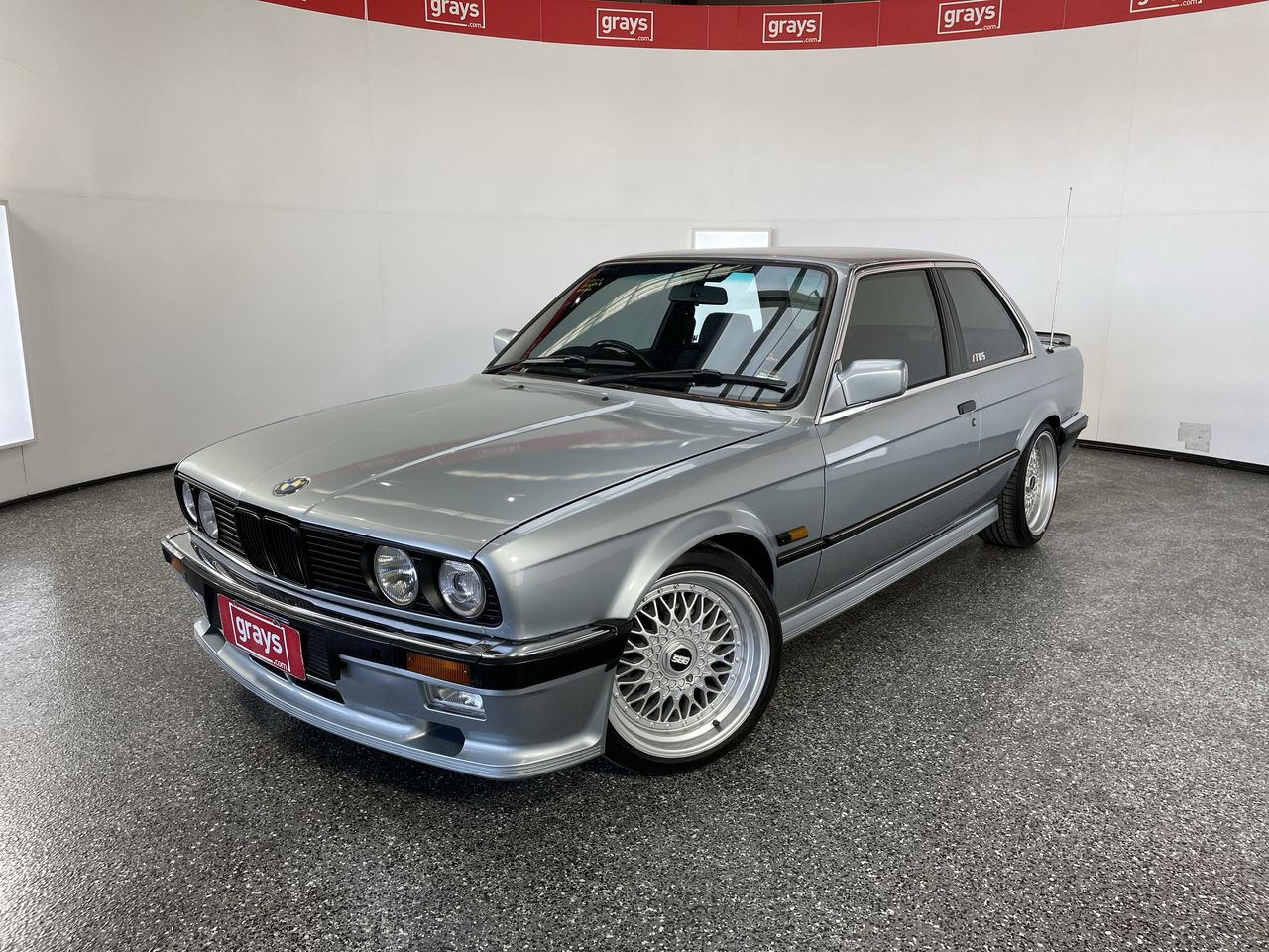 KK-Scale 1:18 BMW 325i (E30) M-Paket 2 建設年 1988 銀