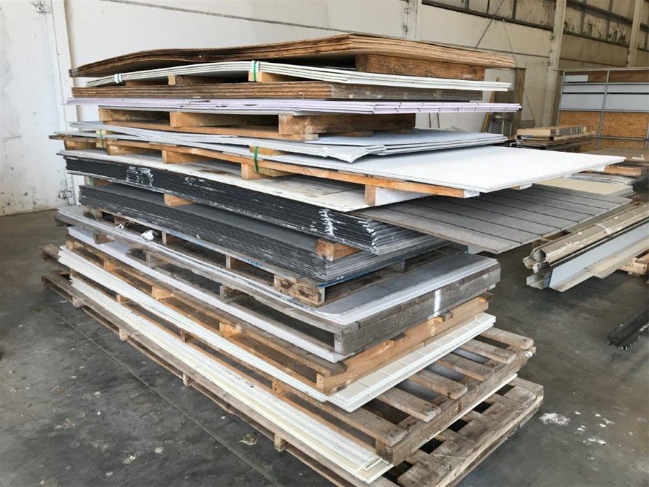Large Quantity of Assorted Building Material Auction (00453027215